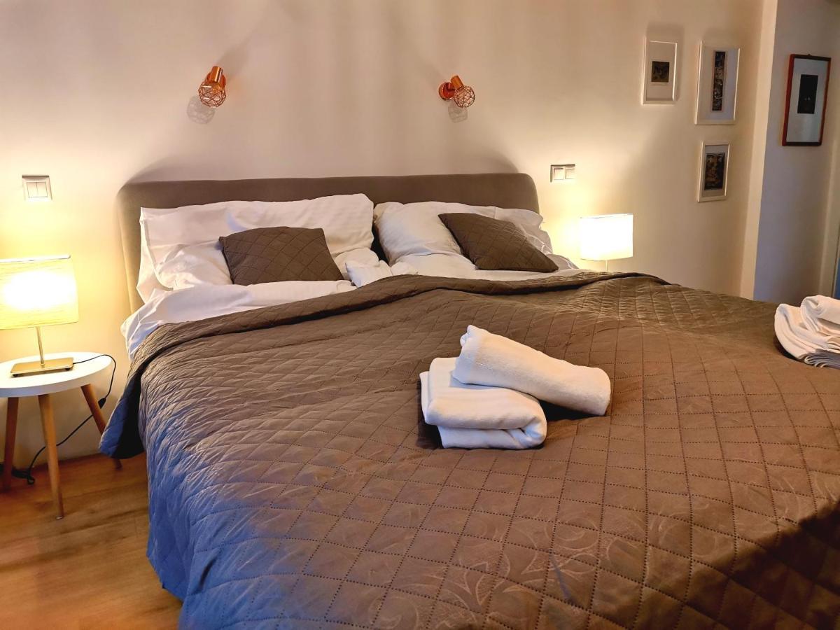 Cozyhome The Castle Apartment - Spacious, Quiet, High Ceiling Bratislava Exterior foto