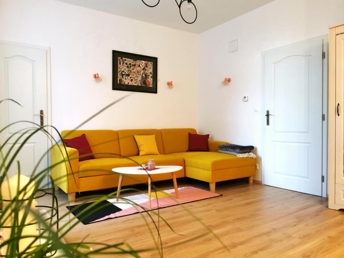 Cozyhome The Castle Apartment - Spacious, Quiet, High Ceiling Bratislava Exterior foto