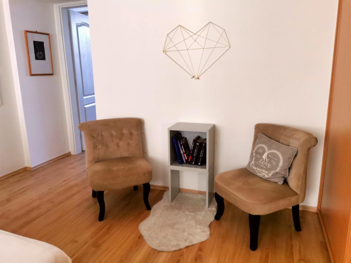 Cozyhome The Castle Apartment - Spacious, Quiet, High Ceiling Bratislava Exterior foto